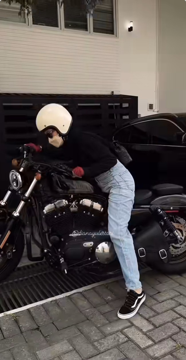 Dian Ayu memang beberapa kali terlihat pergi mengendarai moge bersama suaminya, Omesh. Gayanya pun menyita perhatian saat menjemput Natasha Rizki naik moge. Foto: Instagram @dianayulestari