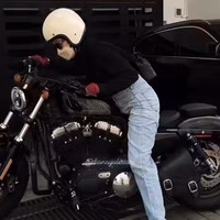 Dian Ayu memang beberapa kali terlihat pergi mengendarai moge bersama suaminya, Omesh. Gayanya pun menyita perhatian saat menjemput Natasha Rizki naik moge. Foto: Instagram @dianayulestari