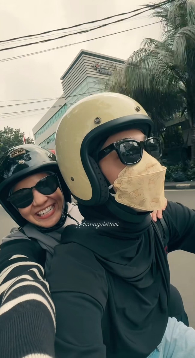Dian Ayu tetap memilih kerudung hitam polos yang menutup dada. Tampilan hijab ini lebih nyaman ketika memakai helm dan membantu menyamarkan bentuk dada saat naik motor. Foto: Instagram @dianayulestari