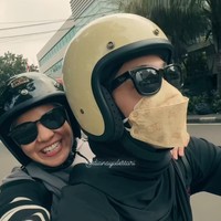 Dian Ayu tetap memilih kerudung hitam polos yang menutup dada. Tampilan hijab ini lebih nyaman ketika memakai helm dan membantu menyamarkan bentuk dada saat naik motor. Foto: Instagram @dianayulestari