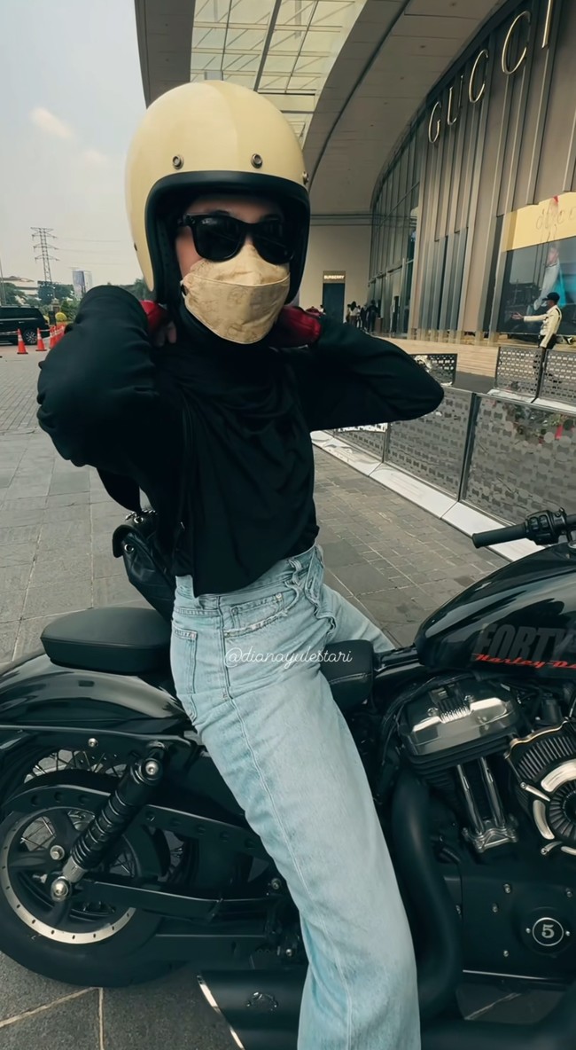 Dian Ayu memang beberapa kali terlihat pergi mengendarai moge bersama suaminya, Omesh. Gayanya pun menyita perhatian saat menjemput Natasha Rizki naik moge. Foto: Instagram @dianayulestari