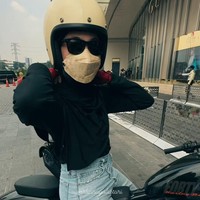 Dian Ayu memang beberapa kali terlihat pergi mengendarai moge bersama suaminya, Omesh. Gayanya pun menyita perhatian saat menjemput Natasha Rizki naik moge. Foto: Instagram @dianayulestari