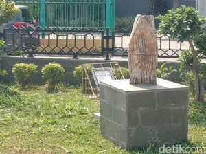 Kontroversi dan Kisah di Balik Patok Jati Soekarno Jatibarang