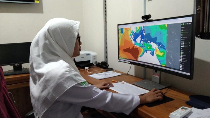 Prakirawan BMKG Banyuwangi memonitor kondisi cuaca melalui layar komputer