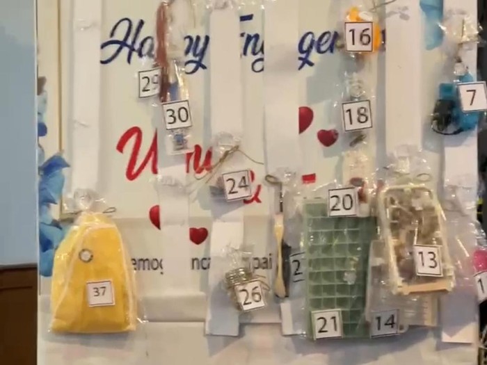 Pria ini merekam saat mendapatkan souvenir pernikahan unik berupa hadiah ‘cabutan’ jadul, mendadak viral di TikTok