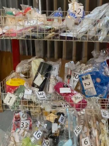 Pria ini merekam saat mendapatkan souvenir pernikahan unik berupa hadiah 'cabutan' jadul, mendadak viral di TikTok