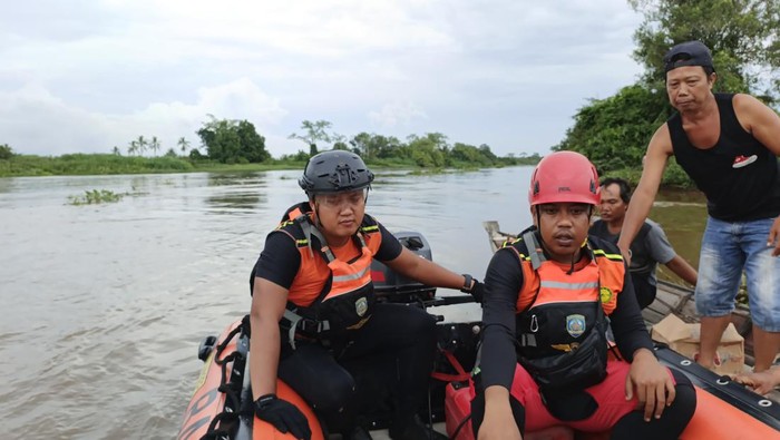 Proses pencarian lansia bernama Zainal yang hilang di Sungai Ogan Banyuasin.