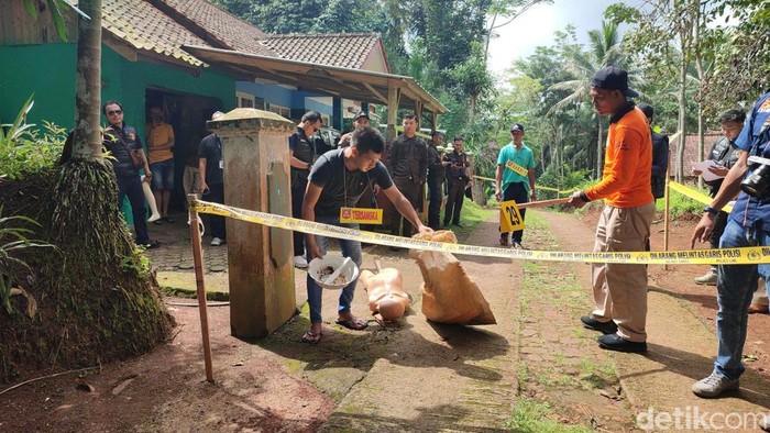 Proses rekonstruksi Tarsum pemutilasi istri di Rancah, Kabupaten Ciamis