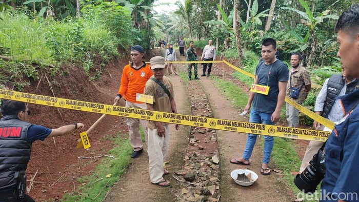Proses rekonstruksi Tarsum pemutilasi istri di Rancah, Kabupaten Ciamis