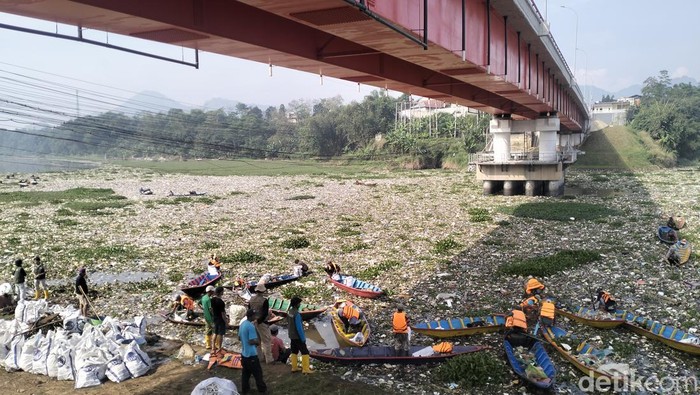 Pulau sampah di bawah jembatan Batujajar, Bandung Barat mulai dibersihkan.
