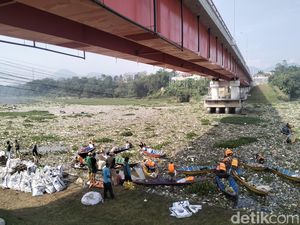 Pulau Sampah di Bawah Jembatan Batujajar Mulai Dibersihkan