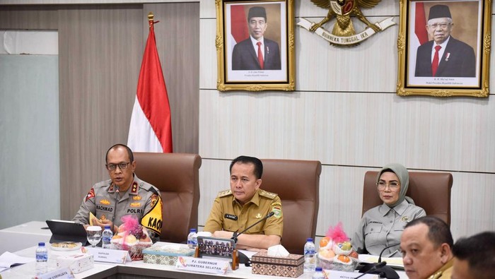 Rapat antara forkopimda terkait upaya pelegalan sumur minyak di Sumsel.