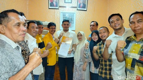 Muhammad Putra Ferryandi saat menerima rekomendasi dari Partai Hanura untuk maju Pilkada Bima 2024.
Foto: Helmy Akbar / detikBali