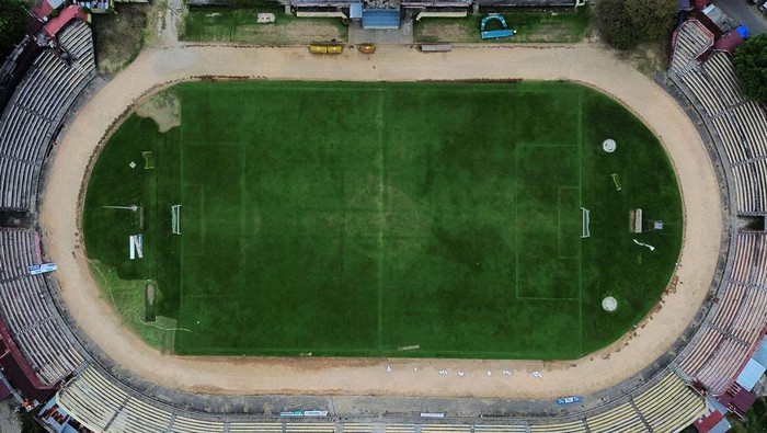 Pekerja memotong rumput lapangan di stadion H Agus Salim Padang, Sumatera Barat, Selasa (11/6/2024). Manajemen Semen Padang FC merenovasi Stadion GOR Haji Agus Salim Padang yang akan dijadikan kandang tim Kabau Sirah itu pada Liga 1 musim 2024-2025, termasuk mengganti rumput dengan yang baru. ANTARA FOTO/Iggoy el Fitra/aww.