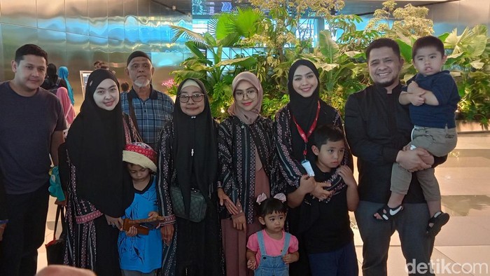 Ria Ricis, Oki Setiana Dewi dan Shindy berangkat haji.