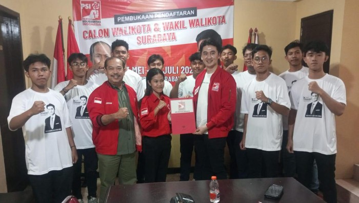 Richard Handiwiyanto, advokat Surabaya saat mengambil formulir pendaftaran bacawawali di DPD PSI Surabaya.