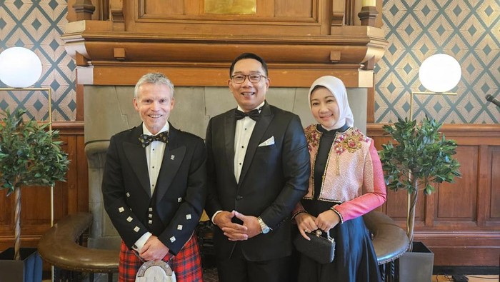 Ridwan Kami beserta istri saat mendapat gelar doktor honoris causa dari Universitas Glasgow (dok. Istimewa)