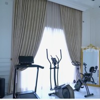Salah satu sudut yang nganggur dimanfaatkan sebagai gym sementara oleh Dini.  (Foto: YouTube/Trans7 Official)
