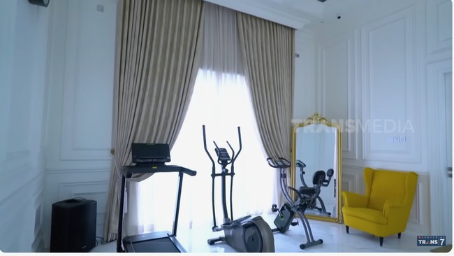 Salah satu sudut yang nganggur dimanfaatkan sebagai gym sementara oleh Dini.  (Foto: YouTube/Trans7 Official)