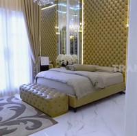 Beginilah penampakan kamar Dini dan suaminya. Warna emas kental menghiasi kamar utama ini. (Foto: YouTube/Trans7 Official)