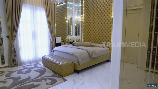 Beginilah penampakan kamar Dini dan suaminya. Warna emas kental menghiasi kamar utama ini. (Foto: YouTube/Trans7 Official)