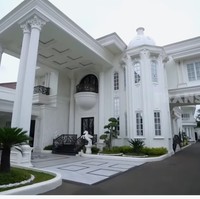 Arsitektur bergaya klasik mendominasi rumahnya sesuai dengan selera Dini. Di sisi lain, estetika minimalis yang merupakan favorit sang suami tetap terakomodasi.  (Foto: YouTube/Trans7 Official)