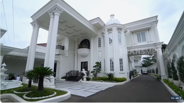 10 Potret Rumah Mewah Juragan Daster di Purwakarta, Bak Istana Megah