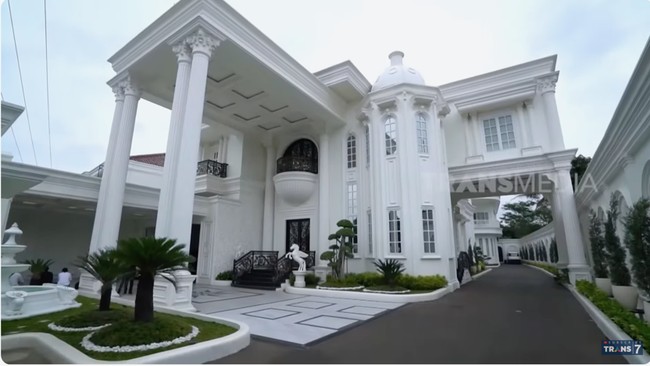 Arsitektur bergaya klasik mendominasi rumahnya sesuai dengan selera Dini. Di sisi lain, estetika minimalis yang merupakan favorit sang suami tetap terakomodasi.  (Foto: YouTube/Trans7 Official)