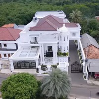 Dini Nurdiyantini berhasil membangun bisnis dagang daster dari nol hingga sesukses sekarang. Rumah mewah yang ditempatinya menjadi bukti keberhasilan tersebut. (Foto: YouTube/Trans7 Official)