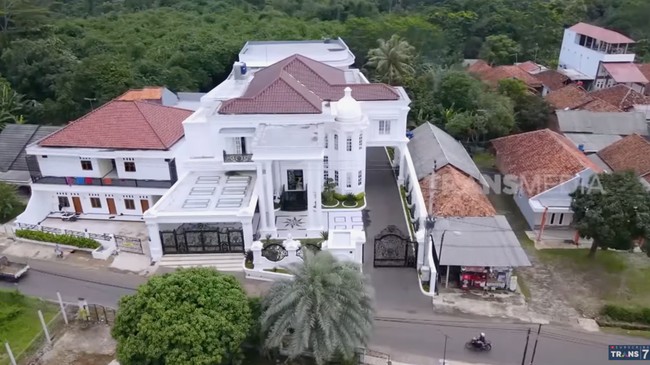 Dini Nurdiyantini berhasil membangun bisnis dagang daster dari nol hingga sesukses sekarang. Rumah mewah yang ditempatinya menjadi bukti keberhasilan tersebut. (Foto: YouTube/Trans7 Official)