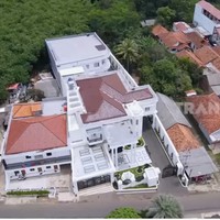 Kediaman Dini tidak berlokasi di Jakarta, tapi ia memilih tempat asalnya, Purwakarta, Jawa Barat. Luas tanahnya mencapai 1.500 meter persegi. (Foto: YouTube/Trans7 Official)