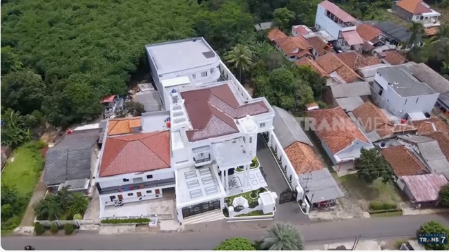 Kediaman Dini tidak berlokasi di Jakarta, tapi ia memilih tempat asalnya, Purwakarta, Jawa Barat. Luas tanahnya mencapai 1.500 meter persegi. (Foto: YouTube/Trans7 Official)