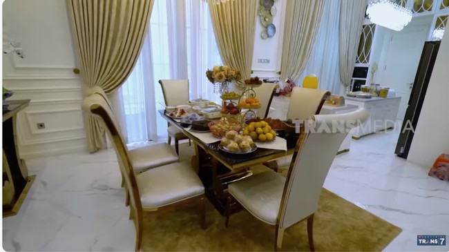 Salah satu area favorit Dini karena di sinilah ia berkumpul bersama keluarga sambil bersantap makanan favorit. (Foto: YouTube/Trans7 Official)