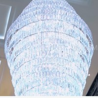 Setidaknya ada enam lampu gantung dengan total 25.000 butir lampu kristal yang menghiasi bangunan dua lantai ini. Saat muncul di program Sobat Misqueen Trans7, Dini mengatakan dirinya harus merogoh hingga puluhan juta rupiah per tahun untuk perawatan lampu-lampu tersebut. (Foto: YouTube/Trans7 Official)