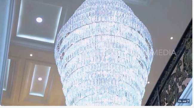 Setidaknya ada enam lampu gantung dengan total 25.000 butir lampu kristal yang menghiasi bangunan dua lantai ini. Saat muncul di program Sobat Misqueen Trans7, Dini mengatakan dirinya harus merogoh hingga puluhan juta rupiah per tahun untuk perawatan lampu-lampu tersebut. (Foto: YouTube/Trans7 Official)