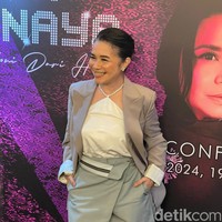 Penyanyi Ruth Sahanaya pernah mengungkapkan bahwa ia menjalani operasi payudara pada Desember 2005 untuk membuat payudaranya terlihat lebih berisi dan indah, agar merasa lebih nyaman saat tampil di atas panggung. Foto: detikFoto