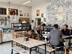 Menyantap Hangatnya Masakan Rumahan di Kedai Mungil Tengah Kota Bandung