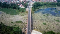 Foto udara sampah plastik yang mengendap di Sungai Citarum di Batujajar, Kabupaten Bandung Barat, Jawa Barat, Rabu (12/6/2024).