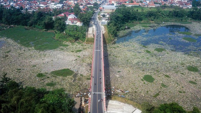 Foto udara sampah plastik yang mengendap di Sungai Citarum di Batujajar, Kabupaten Bandung Barat, Jawa Barat, Rabu (12/6/2024). Dari data dari Dinas LHK Kabupaten Bandung Barat, mencatat sampah yang mengendap sejak Jumat (7/6/2024) di Sungai Citarum kawasan Batujajar tersebut memiliki panjang 3 kilometer serta lebar 60 meter dan diperkirakan volume sampah plastik lebih dari 100 ton. ANTARA FOTO/Raisan Al Farisi/YU