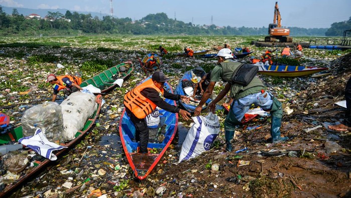 Foto udara sampah plastik yang mengendap di Sungai Citarum di Batujajar, Kabupaten Bandung Barat, Jawa Barat, Rabu (12/6/2024). Dari data dari Dinas LHK Kabupaten Bandung Barat, mencatat sampah yang mengendap sejak Jumat (7/6/2024) di Sungai Citarum kawasan Batujajar tersebut memiliki panjang 3 kilometer serta lebar 60 meter dan diperkirakan volume sampah plastik lebih dari 100 ton. ANTARA FOTO/Raisan Al Farisi/YU