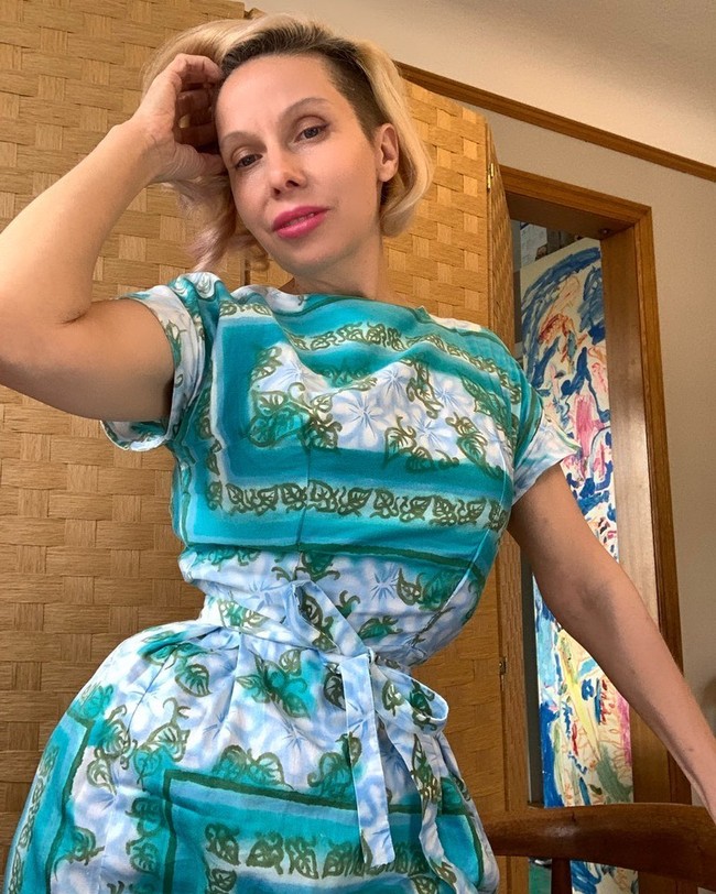 Sarah memang berlebihan dalam memakai korset. Ketika hamil dan melahirkan, ia bahkan hanya memberi jeda beberapa hari untuk kembali memakai alat pengecil perut dan pinggang itu. Foto: Instagram @smallestwaist