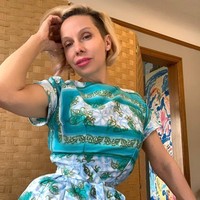 Sarah memang berlebihan dalam memakai korset. Ketika hamil dan melahirkan, ia bahkan hanya memberi jeda beberapa hari untuk kembali memakai alat pengecil perut dan pinggang itu. Foto: Instagram @smallestwaist