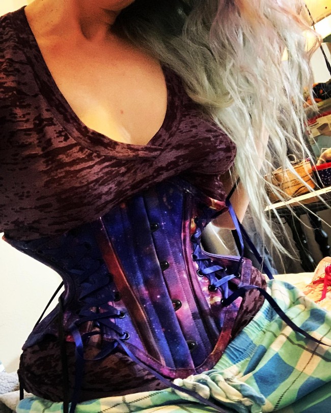 Dikatakan jika Awalnya wanita 42 tahun itu hanya pakai korset untuk memperbaiki postur. Tapi setelah melihat hasilnya yang bisa membentuk siluet jam pasir, ia jadi terobsesi dan bertekad untuk memecahkan reskor sebagai pemilik pinggang terkecil. Foto: Instagram @smallestwaist