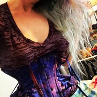 Dikatakan jika Awalnya wanita 42 tahun itu hanya pakai korset untuk memperbaiki postur. Tapi setelah melihat hasilnya yang bisa membentuk siluet jam pasir, ia jadi terobsesi dan bertekad untuk memecahkan reskor sebagai pemilik pinggang terkecil. Foto: Instagram @smallestwaist