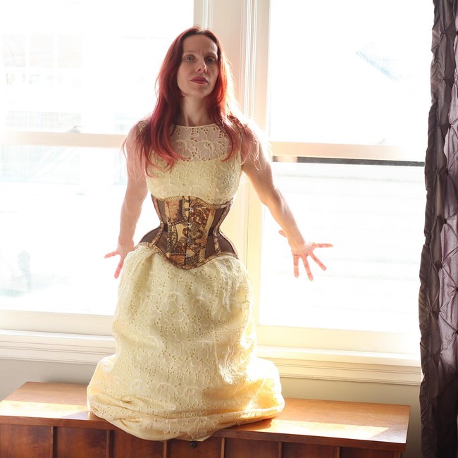 Setelah melihat hasil rontgen, dokter mengatakan bahwa punggung bawah Sarah sedikit miring dan bagian lehernya mengalami hipertonisitas di lehernya.  Foto: Instagram @smallestwaist