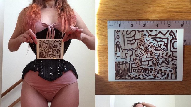 Begini penampilan pinggang Sarah yang hanya selebar kartu ucapan. Foto: Instagram @smallestwaist