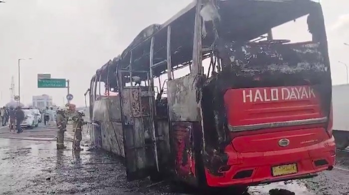 Kebakaran Bus Hanguskan Tol Wiyoto Wiyono, Lalu Lintas Terhambat Parah