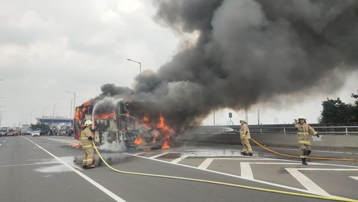 Satu unit bus pariwisata terbakar di Tol Wiyoto Wiyono arah Tanjung Priok, Jakarta Utara. Kebakaran bermula dari pecah ban bus hingga muncul percikan api. (dok Damkar Jaktim)