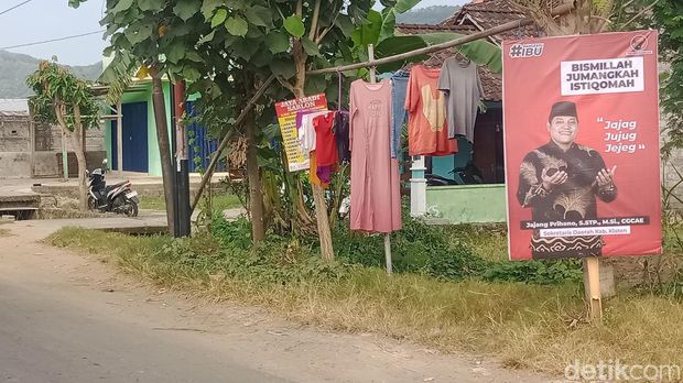 Poster Jajang Prihono berlogo PDIP di jalan wilayah Kecamatan Gantiwarno.
