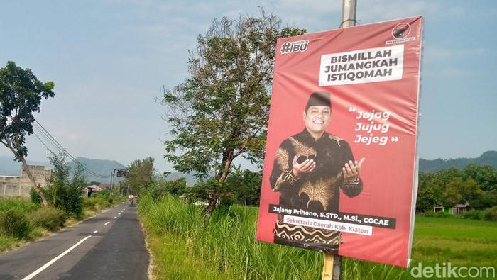 Poster Jajang Prihono berlogo PDIP di jalan wilayah Kecamatan Gantiwarno.